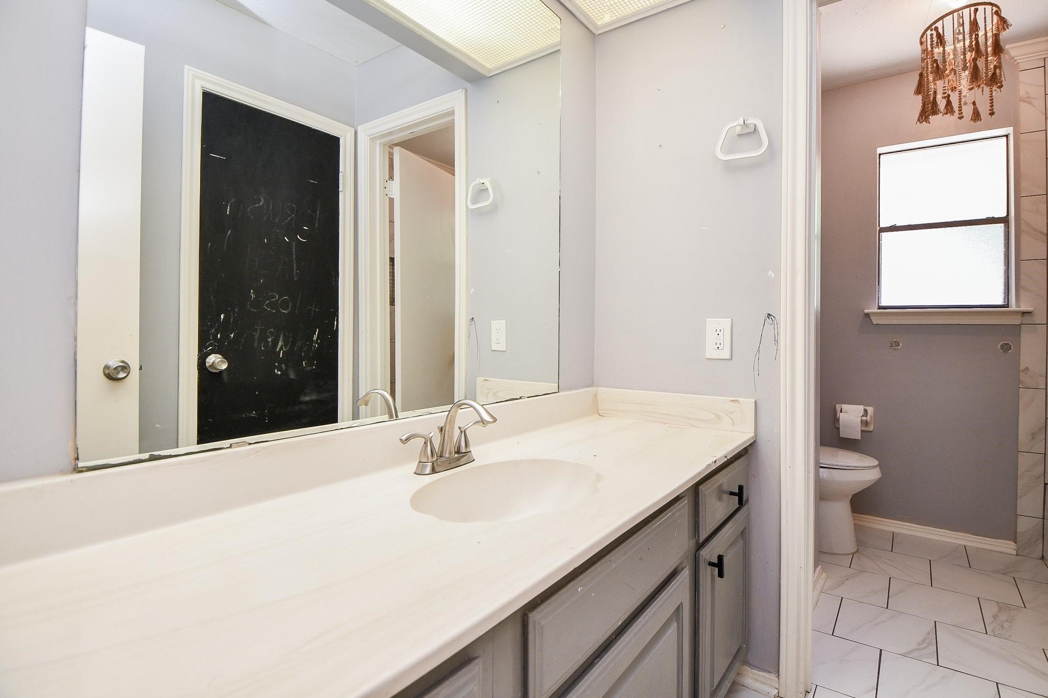 2331 Wren Meadow Road Richmond, TX 77406 - Photo 32 of 37 Full bath upstairs. Spacious and bright with plenty of countertop and cabinet space!