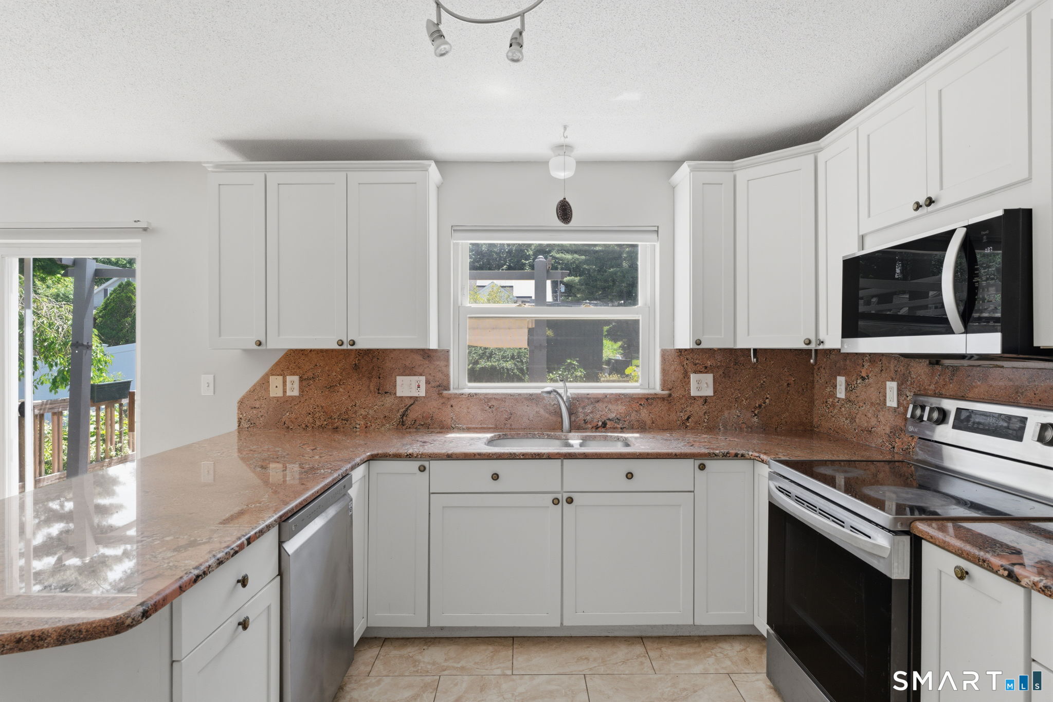 75 Burlington Road Farmington, CT 06085 - Photo 7 of 36