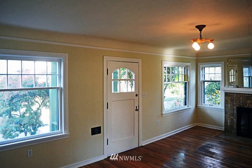 741 North 70th Street Seattle, WA 98103 - Photo 6 of 13 Gallery Image 6