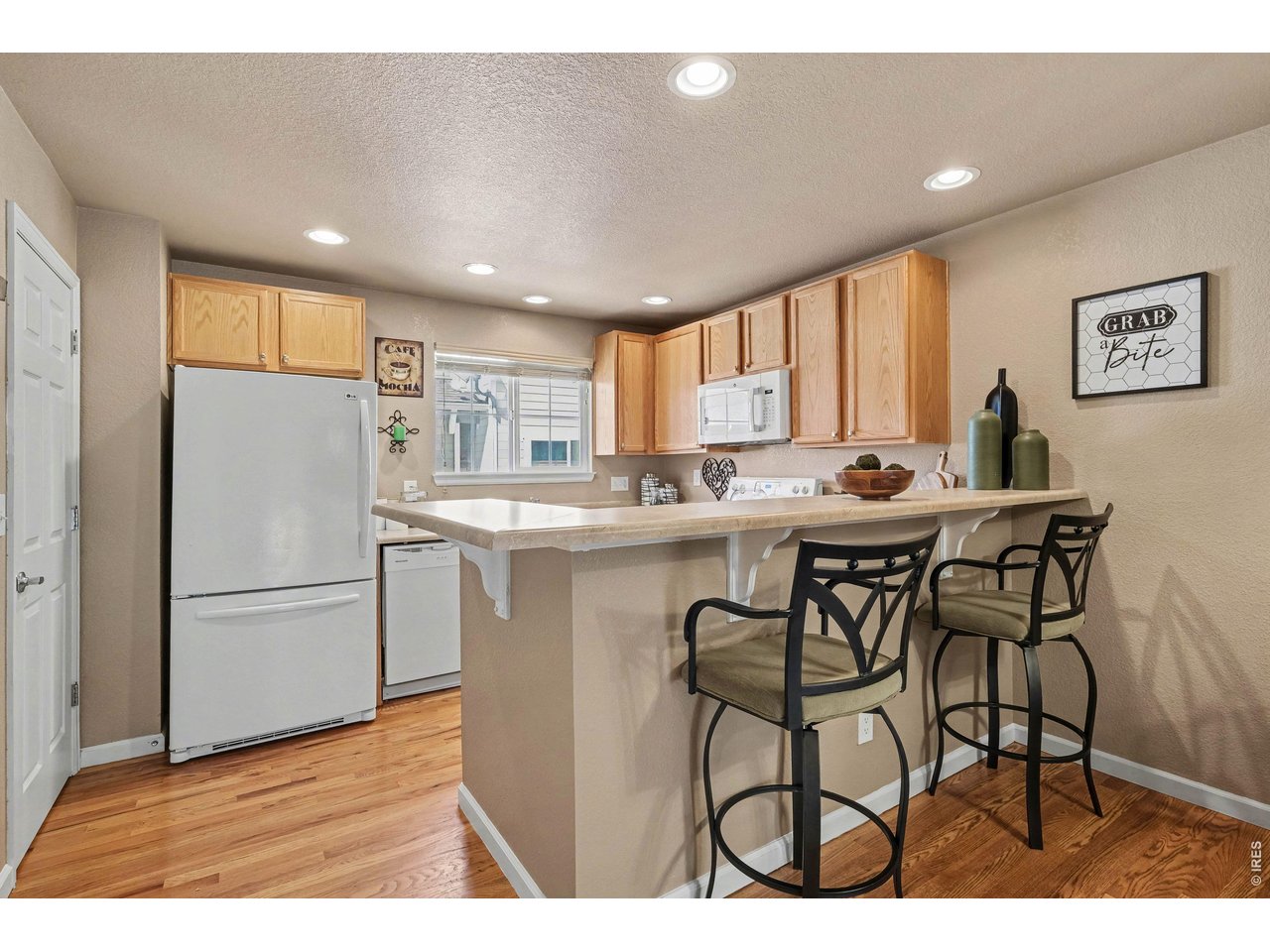 4204 Riley Drive Longmont, CO 80503 - Photo 4 of 27 Ample Bar Seating In The Kitchen