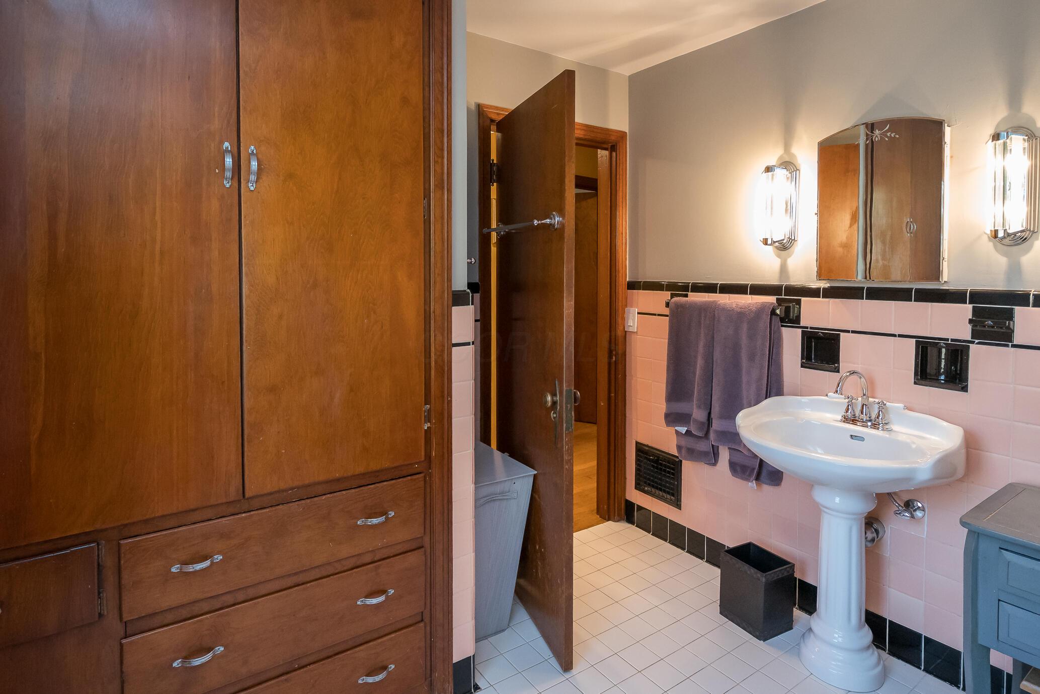 459 Tibet Road Columbus, OH 43202 - Photo 22 of 42 Hall bath with linen closet