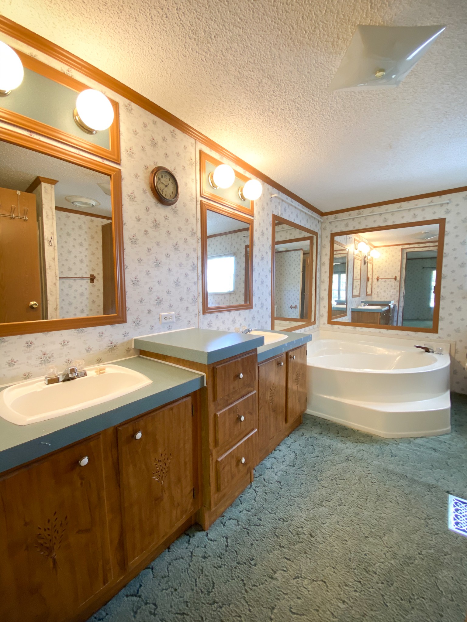 72 Pratt Road Manchester, TN 37355 - Photo 12 of 24 a spacious bathroom with a tub sink and mirror