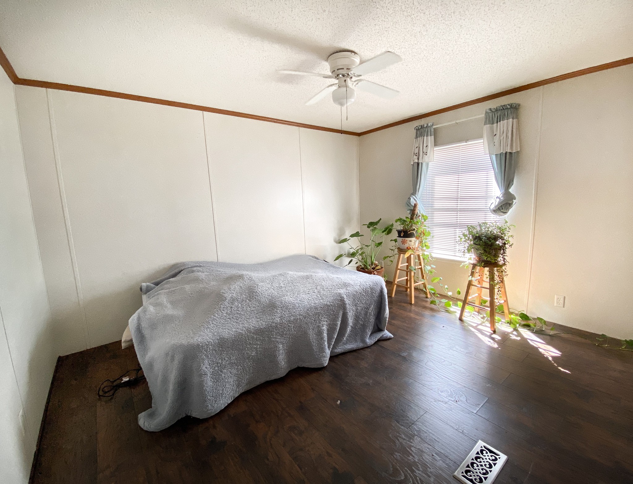 72 Pratt Road Manchester, TN 37355 - Photo 18 of 24 a bedroom with a bed and a table