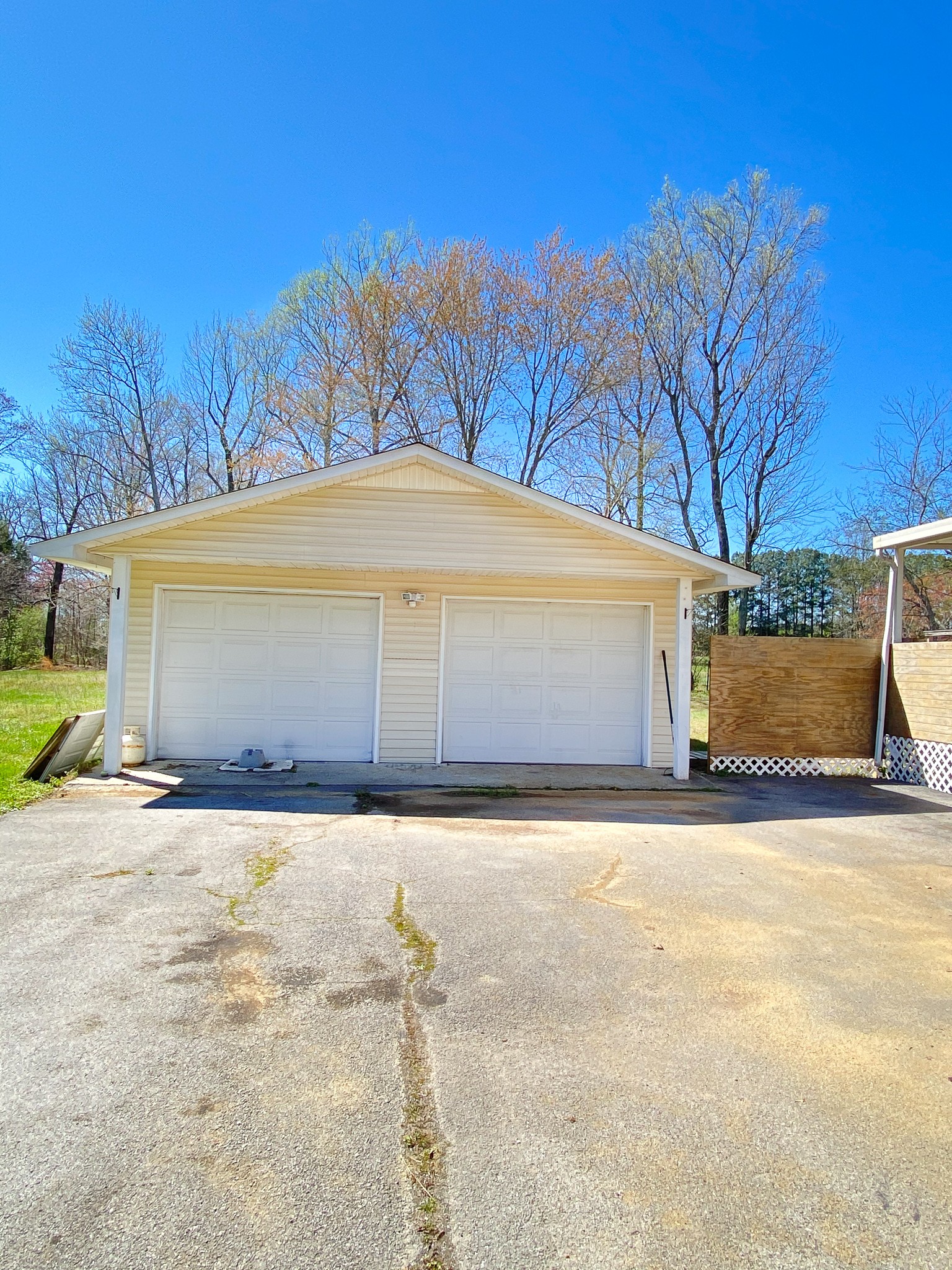 72 Pratt Road Manchester, TN 37355 - Photo 20 of 24 a front view of a house with a yard and garage