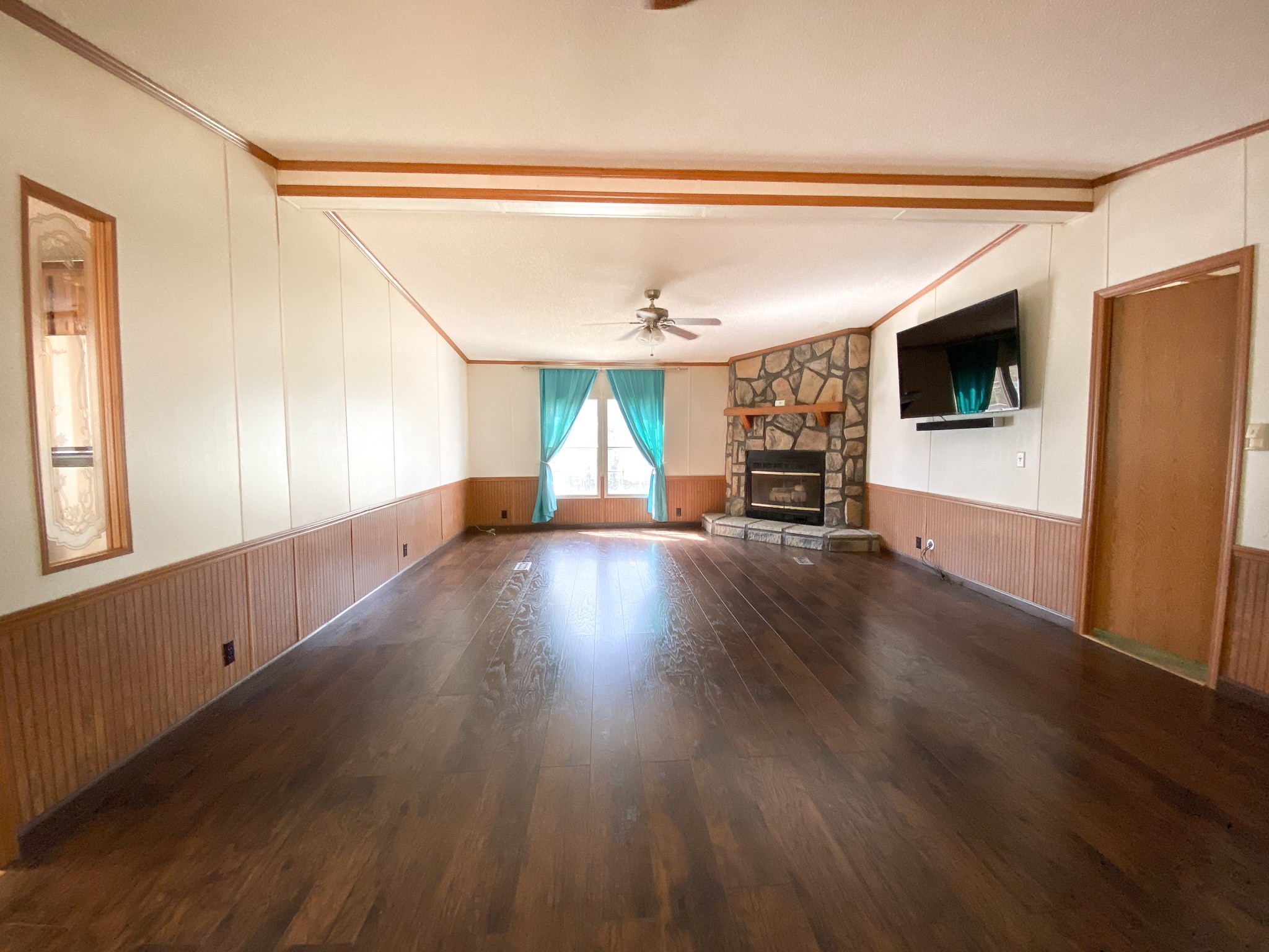 72 Pratt Road Manchester, TN 37355 - Photo 3 of 24 a view of a livingroom with wooden floor