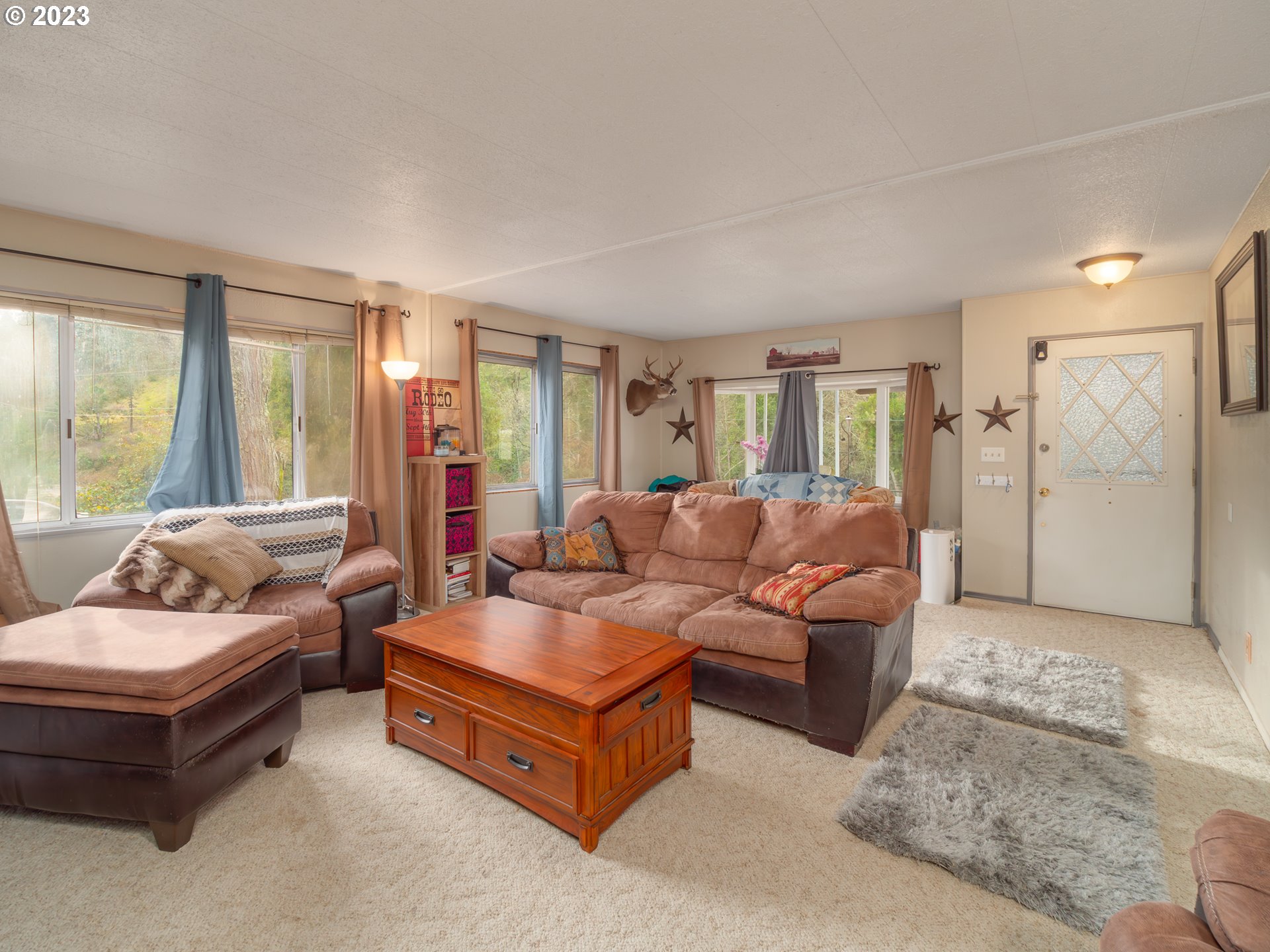 522 Kent Creek Road Winston, OR 97496 - Photo 3 of 26 Living Room