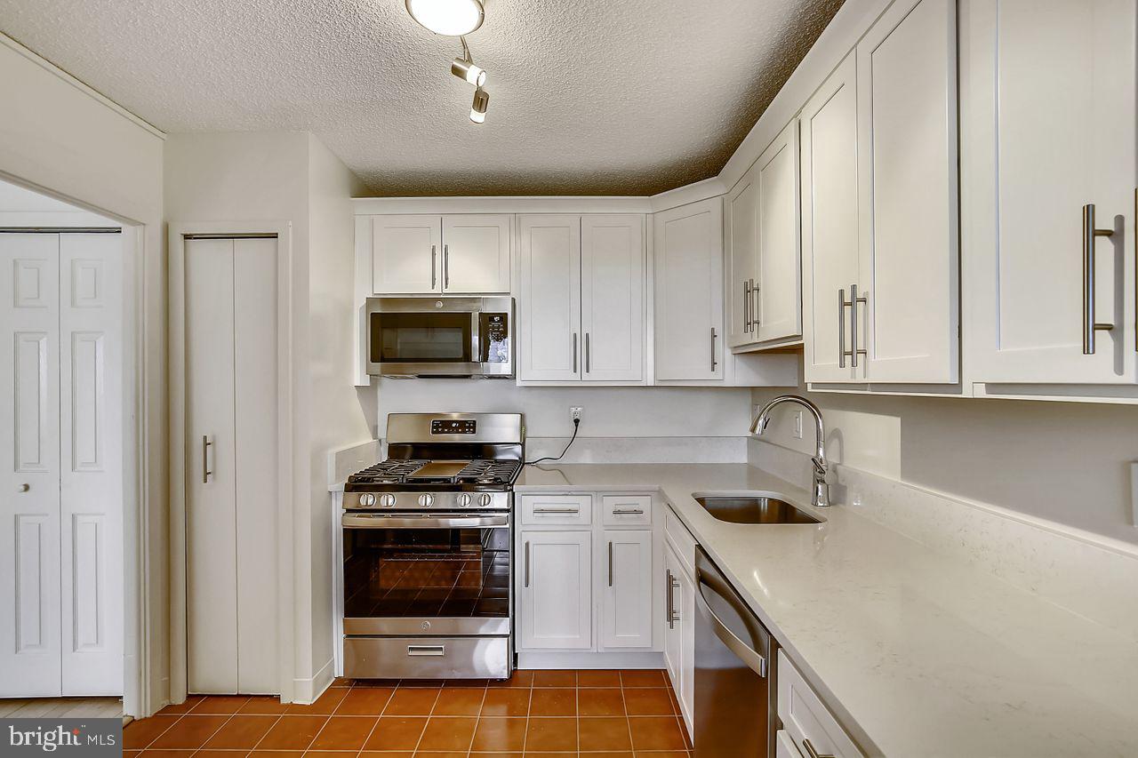 5225 Pooks Hill Road, Unit 827N Bethesda, MD 20814 - Photo 2 of 46 Kitchen