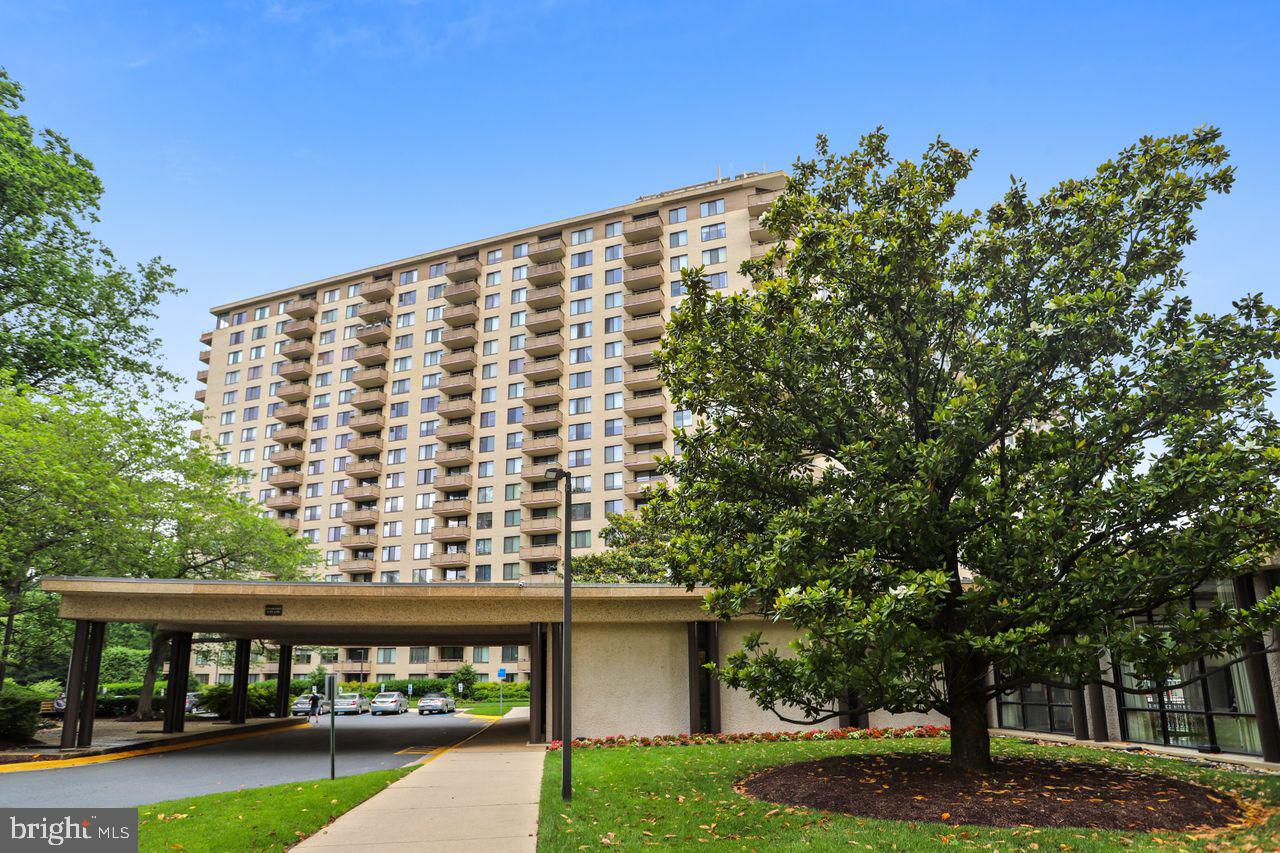 5225 Pooks Hill Road, Unit 827N Bethesda, MD 20814 - Photo 30 of 46 Promenade entry
