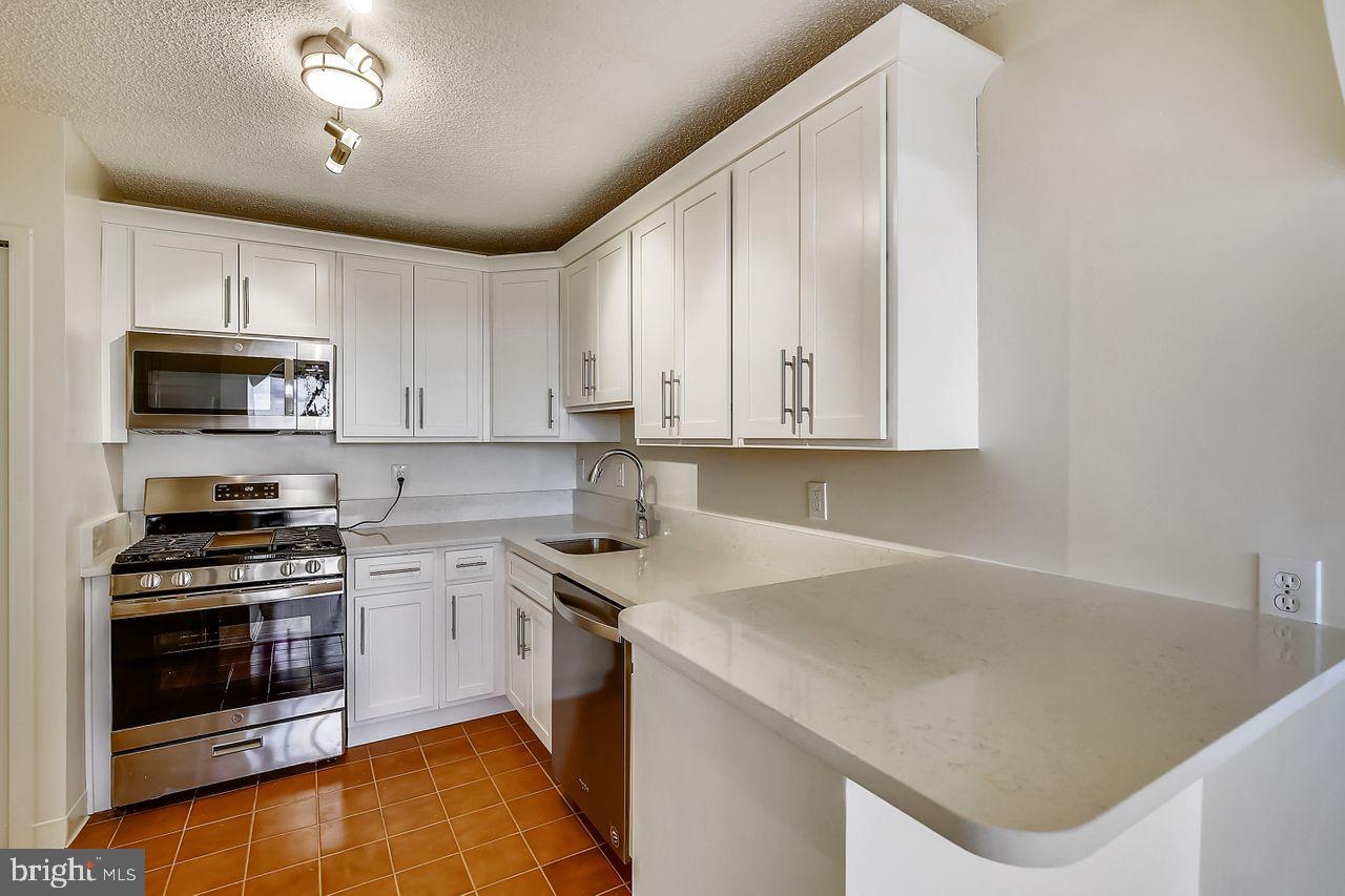 5225 Pooks Hill Road, Unit 827N Bethesda, MD 20814 - Photo 3 of 46 Kitchen with Island