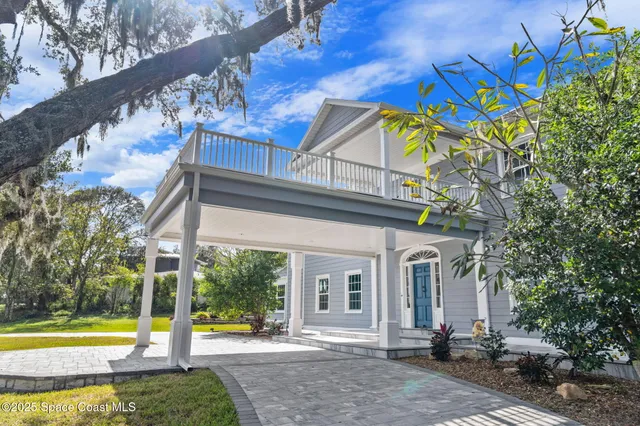 a view of a house with a backyard