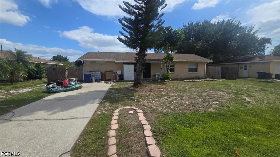 a view of a front of house with a yard