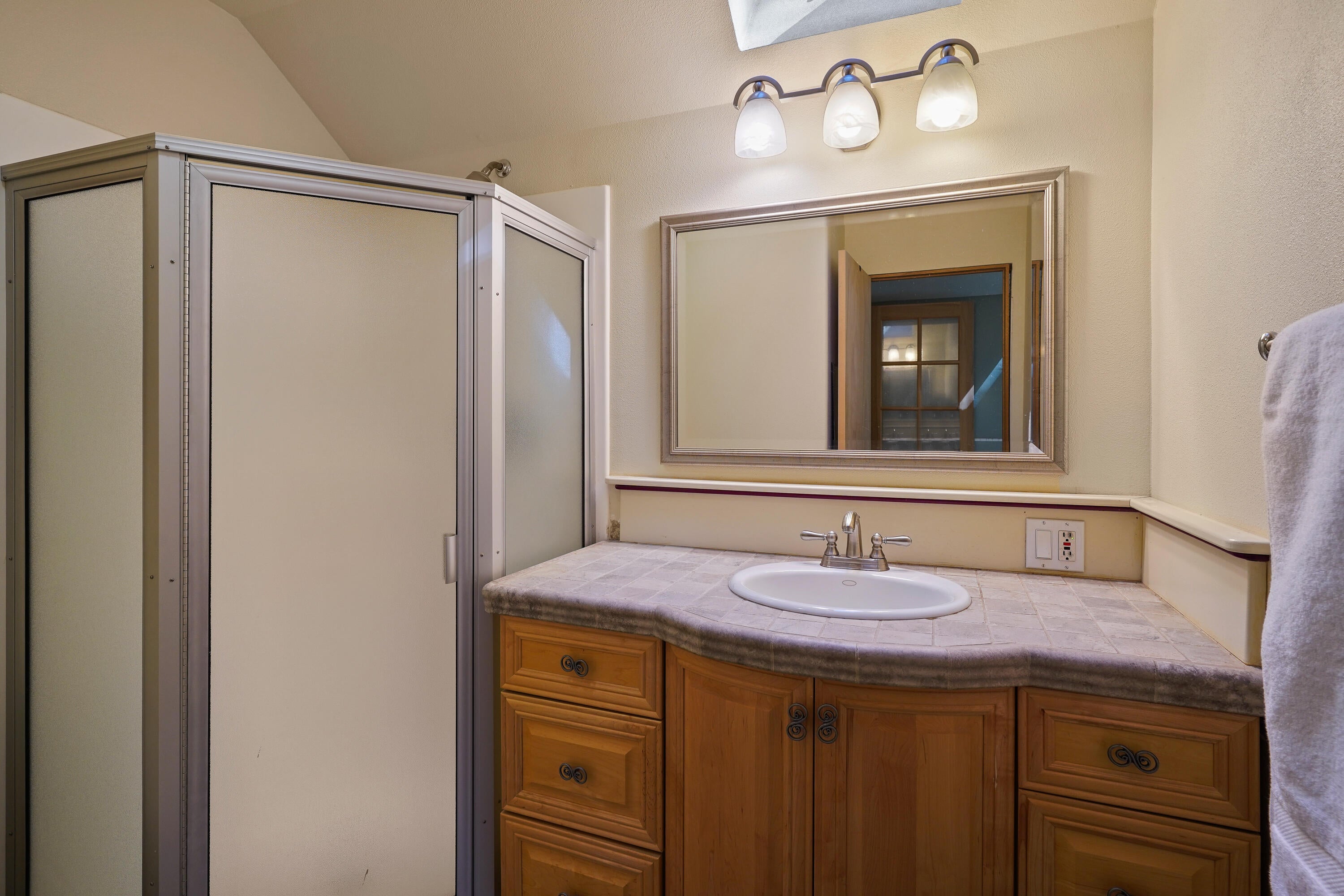 60297 Tekampe Road Bend, OR 97702 - Photo 23 of 33 Upstairs bathroom