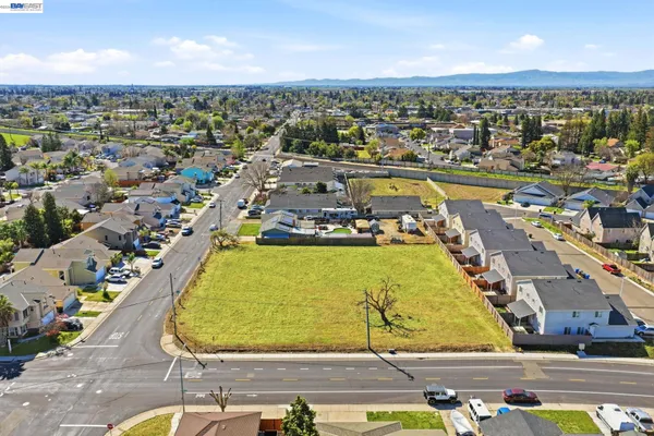 $1,499,000 | 445 North Walnut Avenue, Manteca, CA 95336