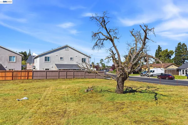 $1,499,000 | 445 North Walnut Avenue, Manteca, CA 95336
