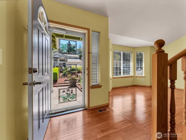 a view of entryway with livingroom