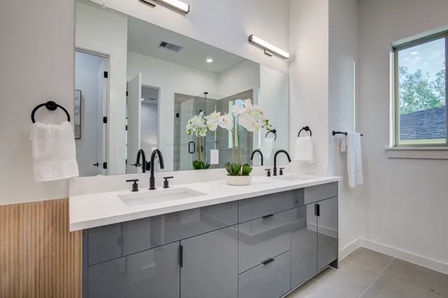 a en suite bathroom with a shower