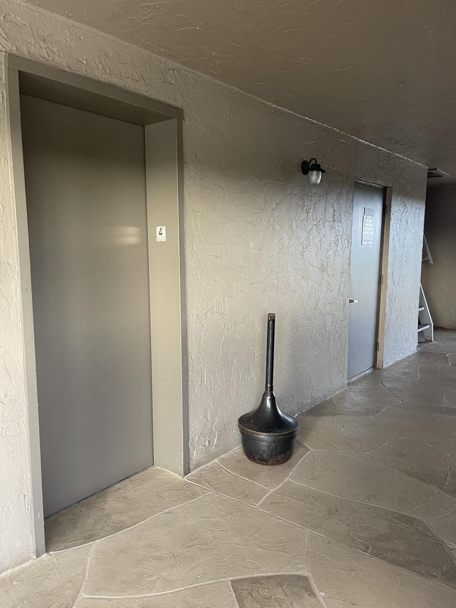 2300 Northeast 1st Lane, Unit 4020 Boynton Beach, FL 33435 - Photo 6 of 20 a view of a livingroom with a bench