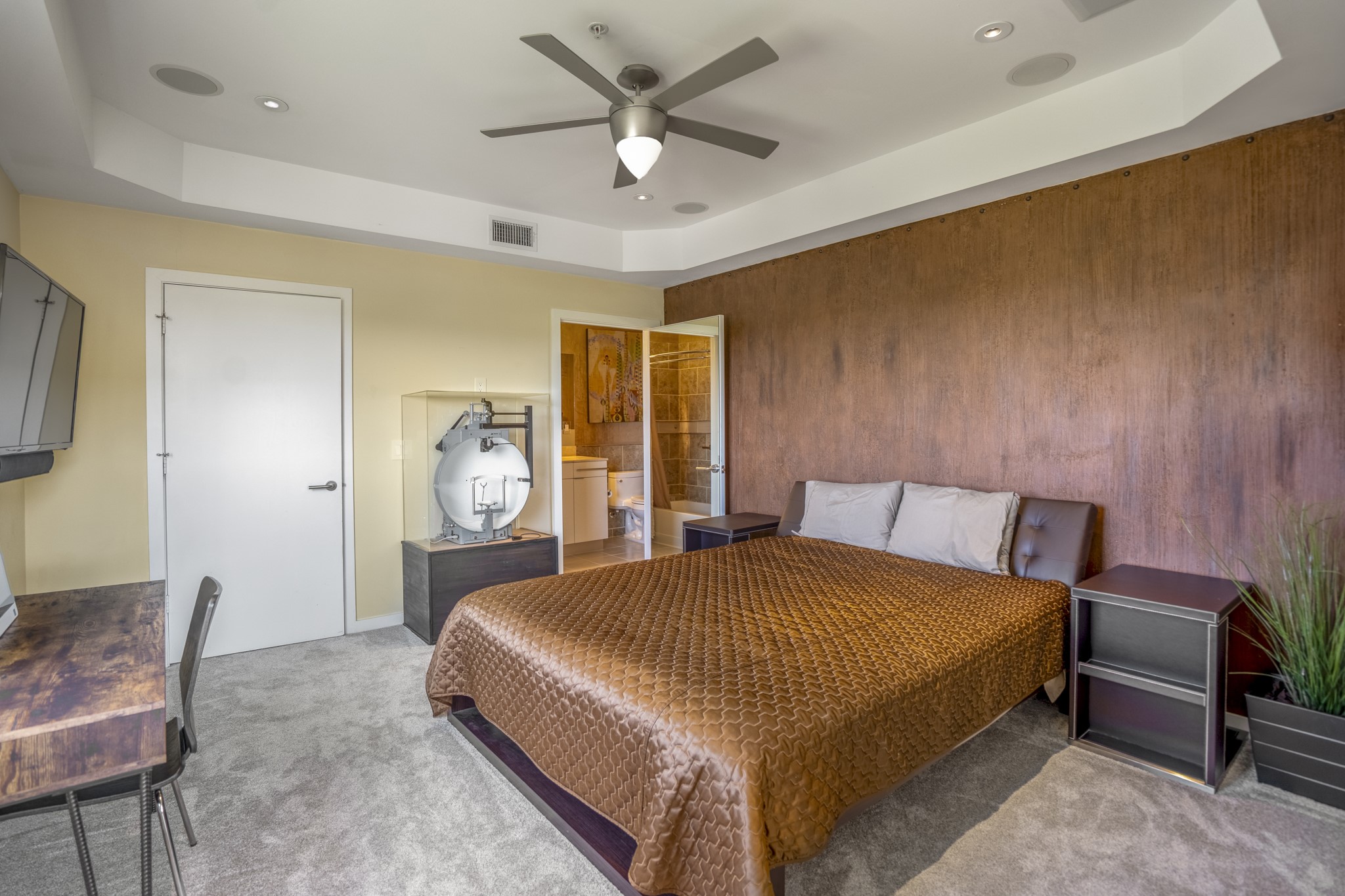 102 Quitman Street, Unit 405 Houston, TX 77009 - Photo 29 of 46 a bed room with a bed and a chair