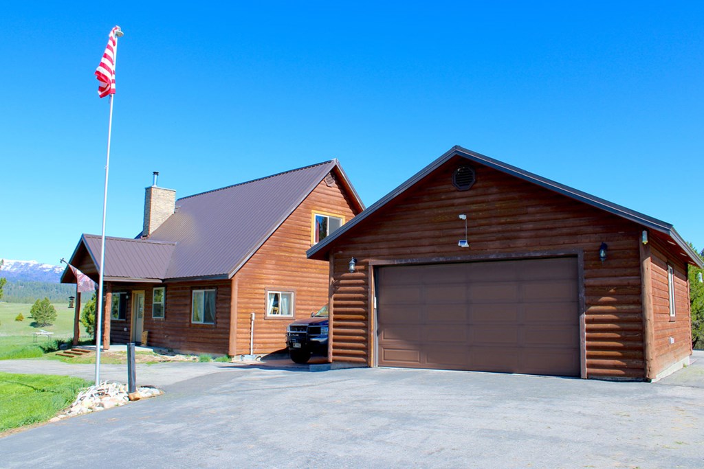 10307 Emma Loop Cascade, ID 83611 - Photo 16 of 28 Asphalt Driveway