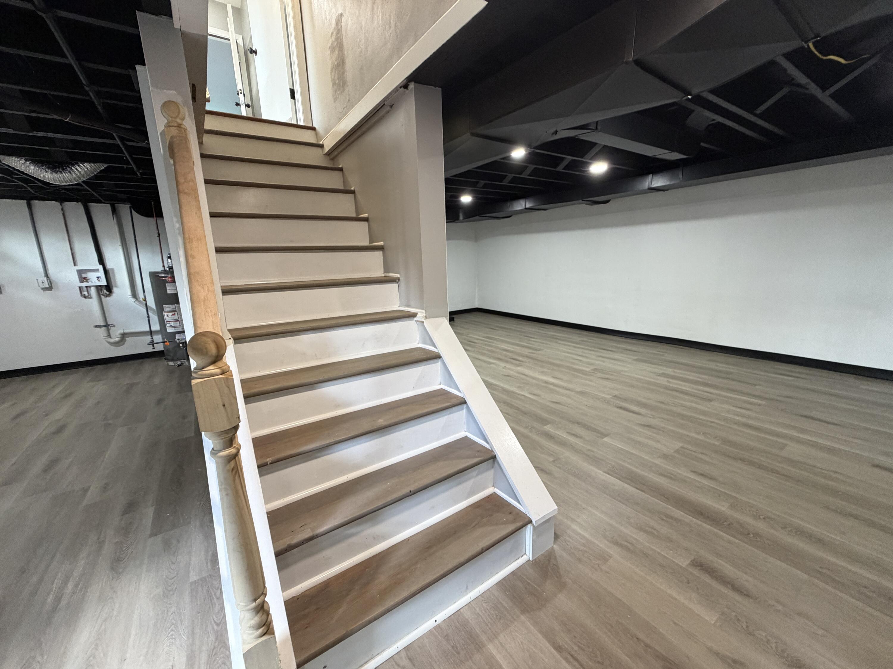 3442 Kershaw Road Northwest Roanoke, VA 24017 - Photo 27 of 29 Lower level staircase