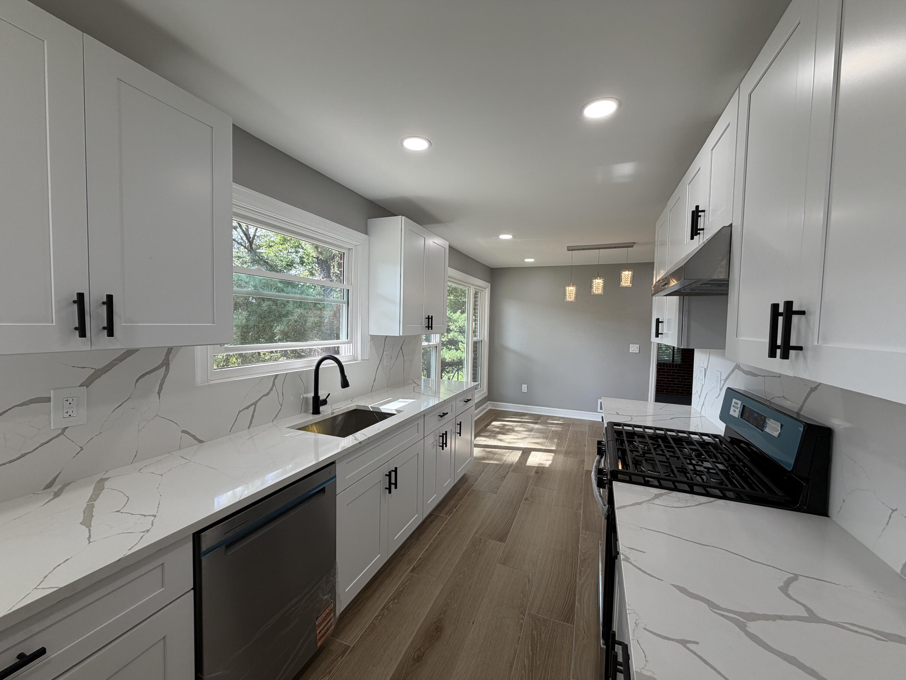 3442 Kershaw Road Northwest Roanoke, VA 24017 - Photo 6 of 29 Quartz countertops, new dishwasher