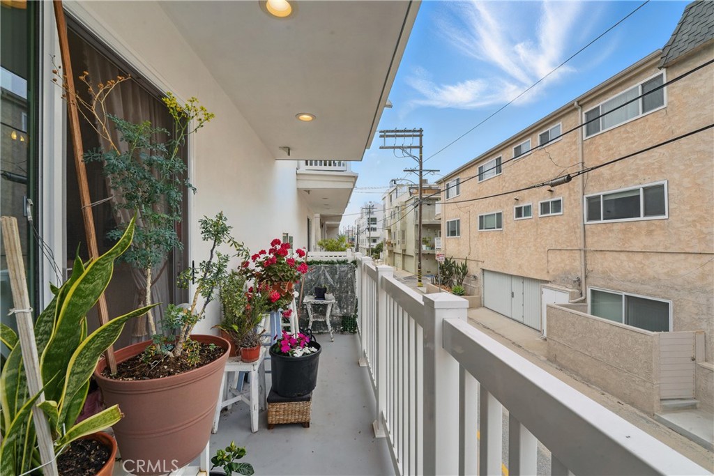 1 Jib Street, Unit 103 Marina del Rey, CA 90292 - Photo 12 of 26 a view of a potted plants in front of a house