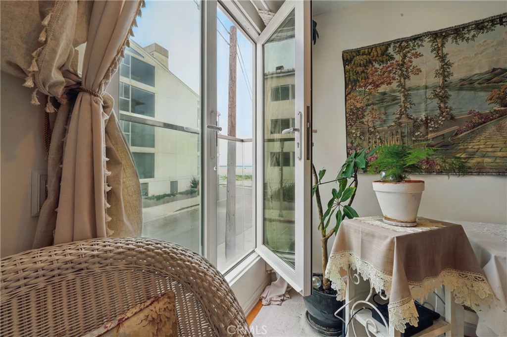 1 Jib Street, Unit 103 Marina del Rey, CA 90292 - Photo 14 of 26 a bedroom with a bed and a potted plant