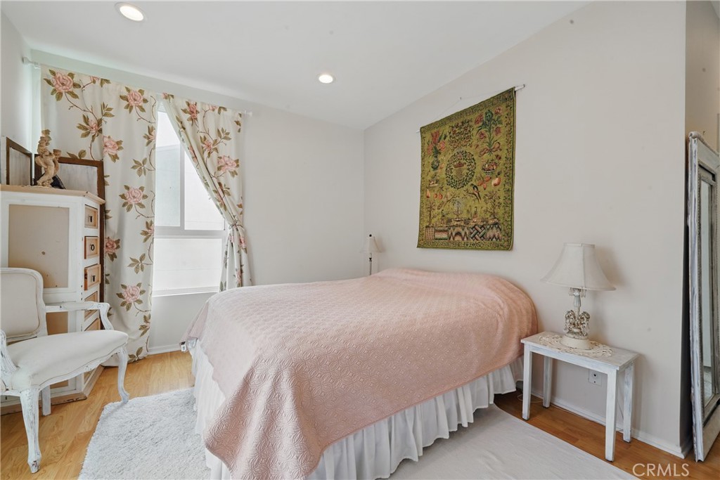 1 Jib Street, Unit 103 Marina del Rey, CA 90292 - Photo 16 of 26 a bedroom with a bed and a table