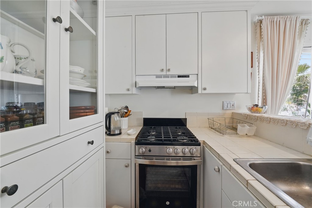 1 Jib Street, Unit 103 Marina del Rey, CA 90292 - Photo 7 of 26 a kitchen with a sink cabinets and window
