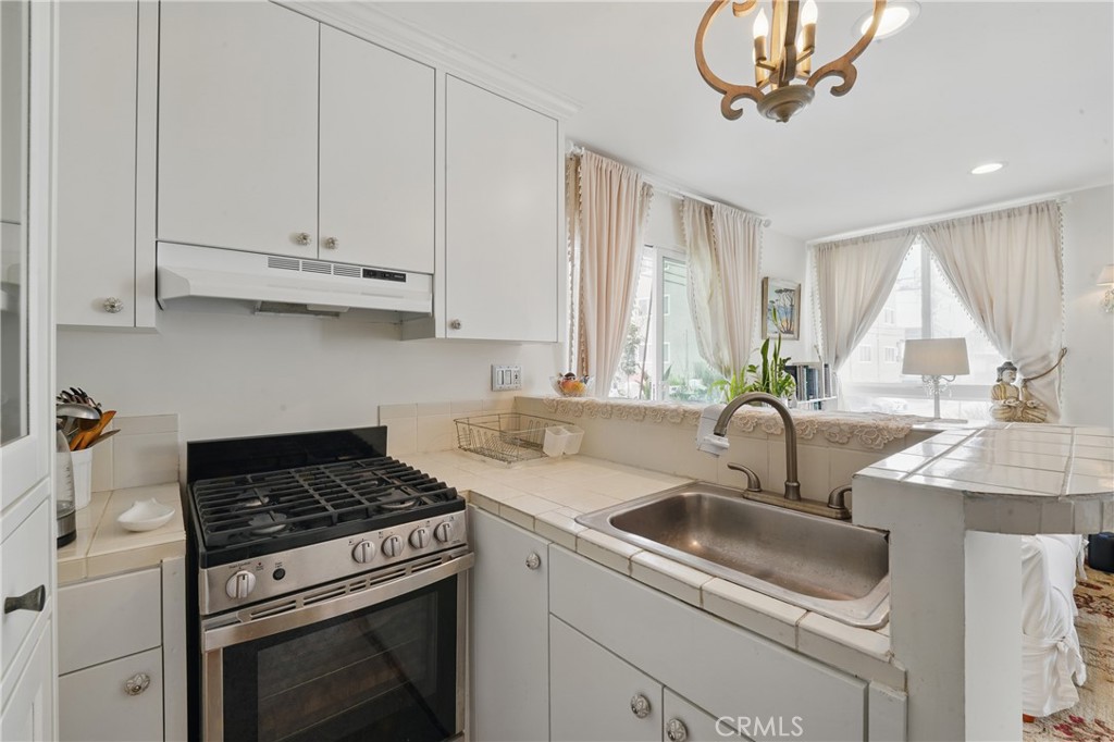 1 Jib Street, Unit 103 Marina del Rey, CA 90292 - Photo 8 of 26 a kitchen that has a sink and a stove