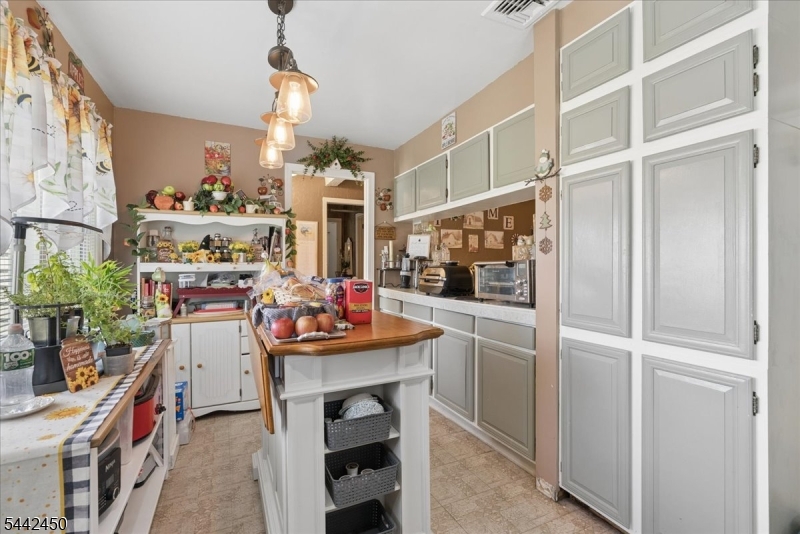 42 Walnut Street Edison, NJ 08817 - Photo 7 of 23