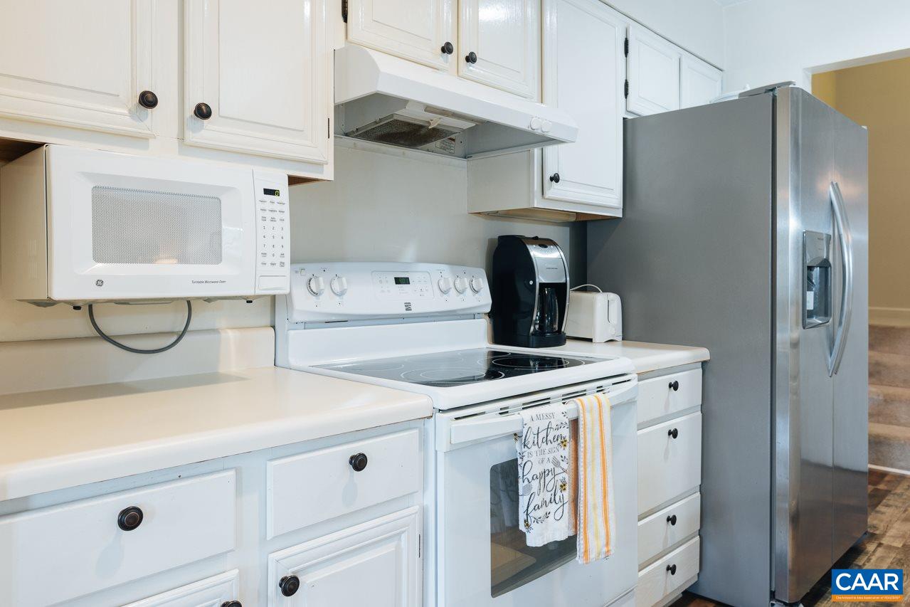2045 Stone Ridge Roseland, VA 22967 - Photo 6 of 17 a kitchen with stainless steel appliances a stove a refrigerator and cabinets