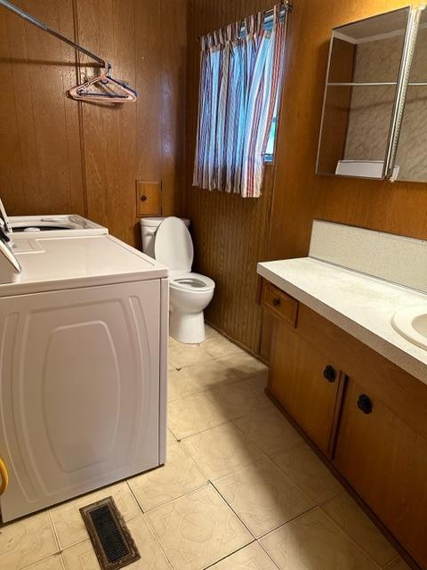 1272 Villa Avenue, Unit 1 Clovis, CA 93612 - Photo 2 of 18 a utility room with dryer and washer