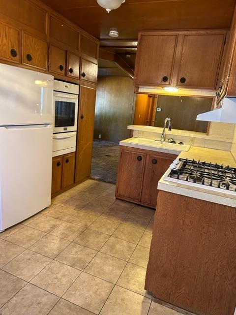1272 Villa Avenue, Unit 1 Clovis, CA 93612 - Photo 10 of 18 a kitchen with a stove and a refrigerator