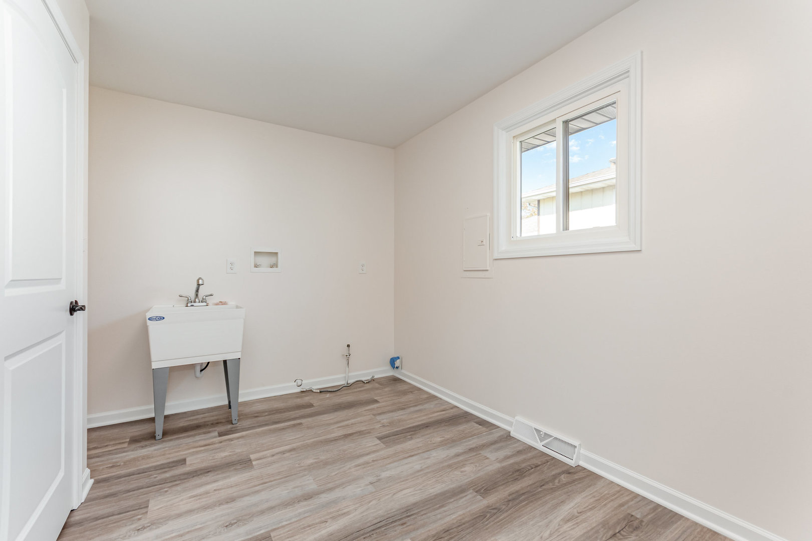2380 Chestnut Lane Morris, IL 60450 - Photo 19 of 25 an empty room with wooden floor and windows