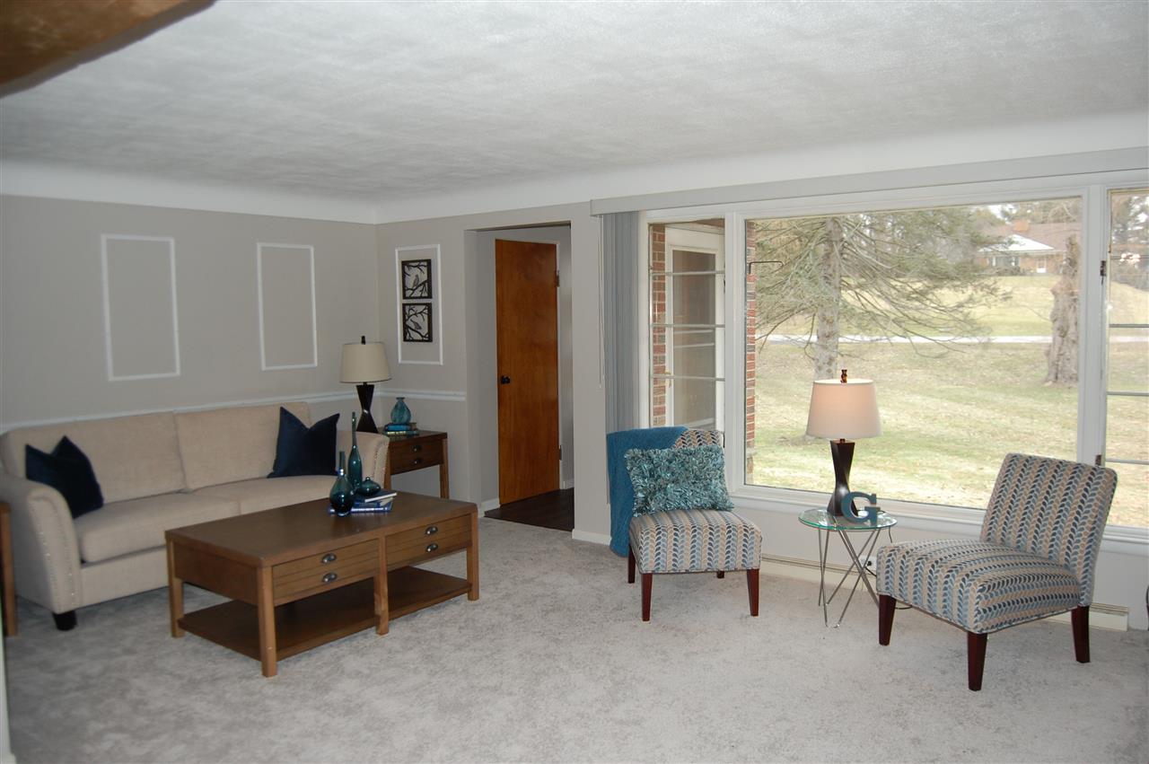 545 Whims Lane Rochester, MI 48306 - Photo 8 of 31 Living Room