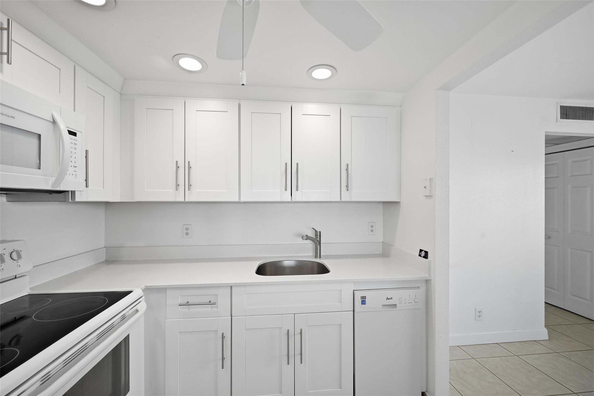 451 Monaco J, Unit J Delray Beach, FL 33446 - Photo 11 of 22 Photo 11