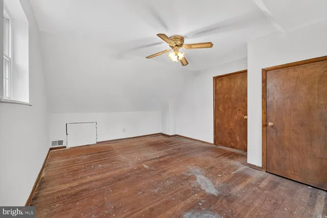 a view of empty room with a ceiling fan and a window