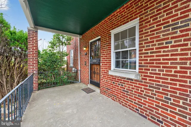 a view of a house with backyard and garden