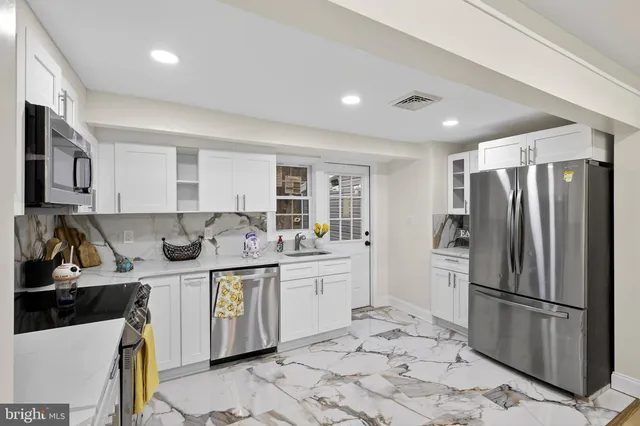 $450,000 | 4 Lower Greenbriar Road, Wilmington, DE 19810