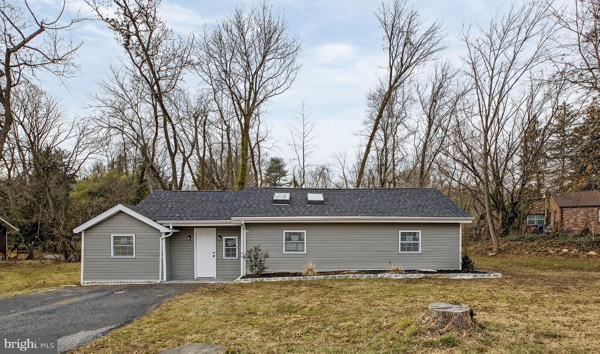 4 Lower Greenbriar Road Wilmington, DE 19810 - Photo 3 of 31 front view of house with a yard