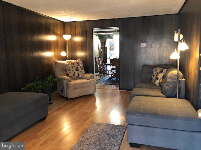 728 Bethnal Road Baltimore, MD 21229 - Photo 5 of 40 Welcoming Living Room w Laminate Flooring