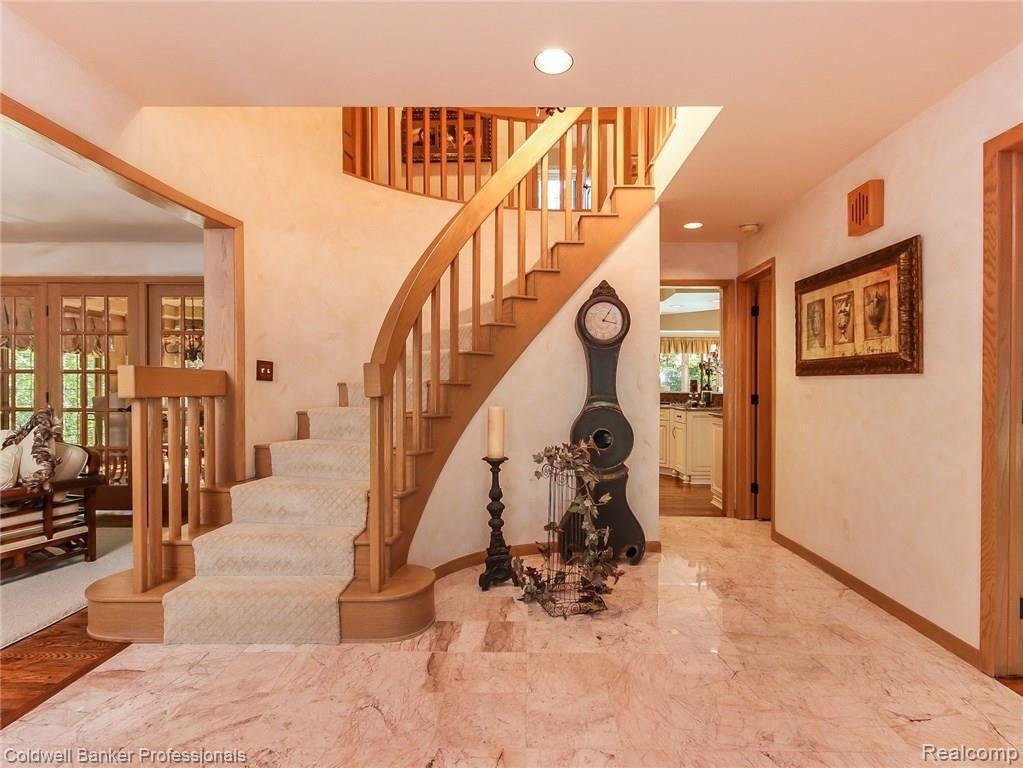 006-Foyer-4942087-medium4x3.jpg