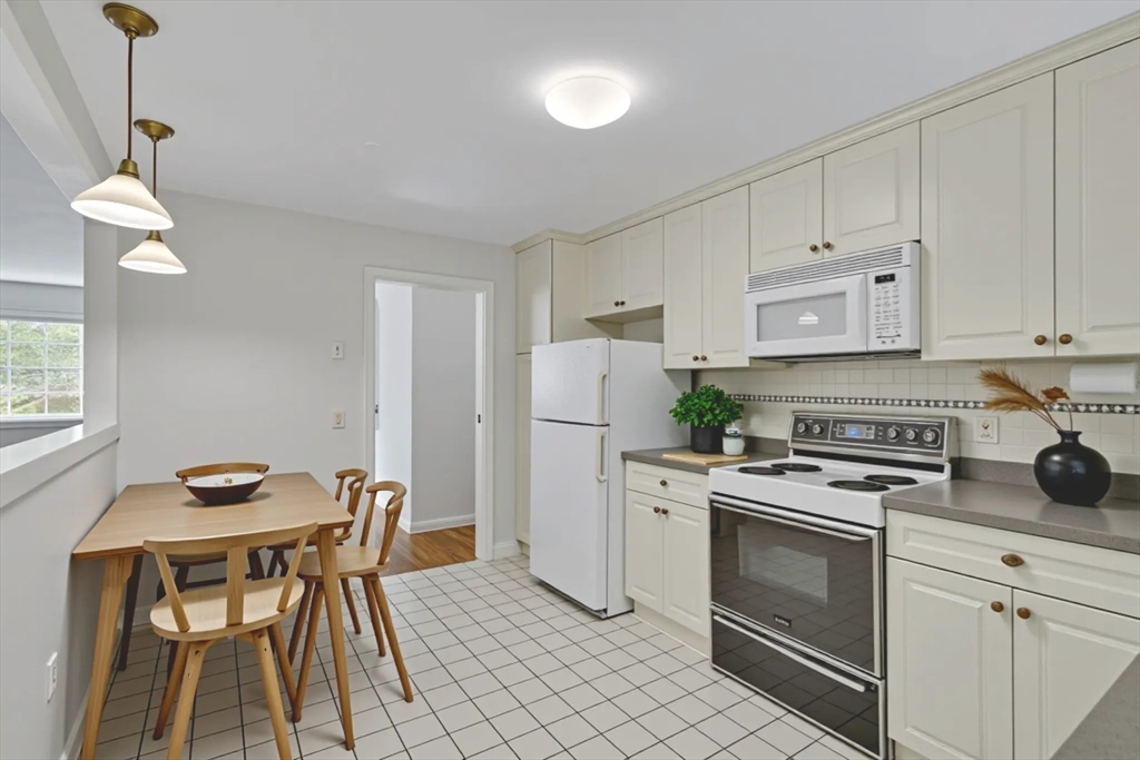 139 Newfield Street Boston, MA 02132 - Photo 7 of 35