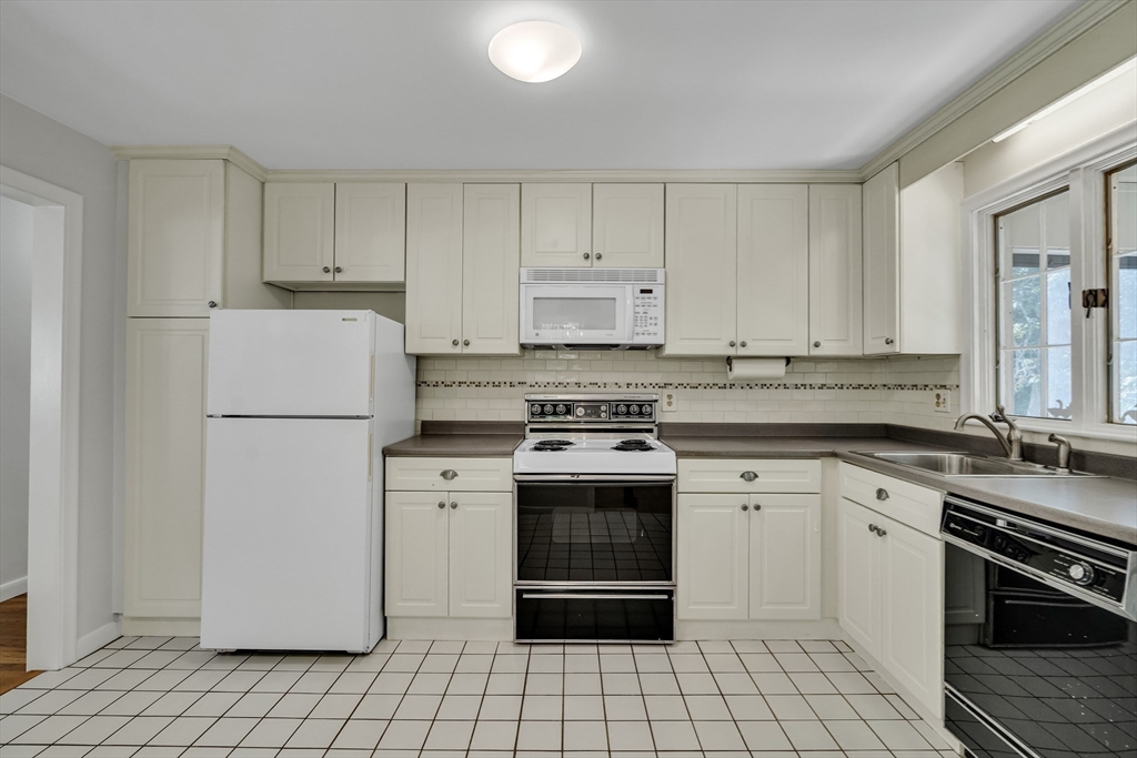 139 Newfield Street Boston, MA 02132 - Photo 9 of 35