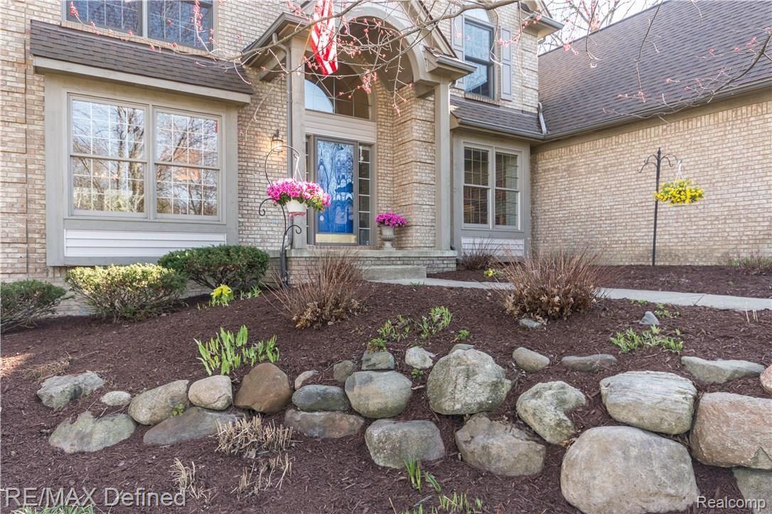 3819 Red Root Road Lake Orion, MI 48360 - Photo 3 of 37 Low Maintenance Landscaping