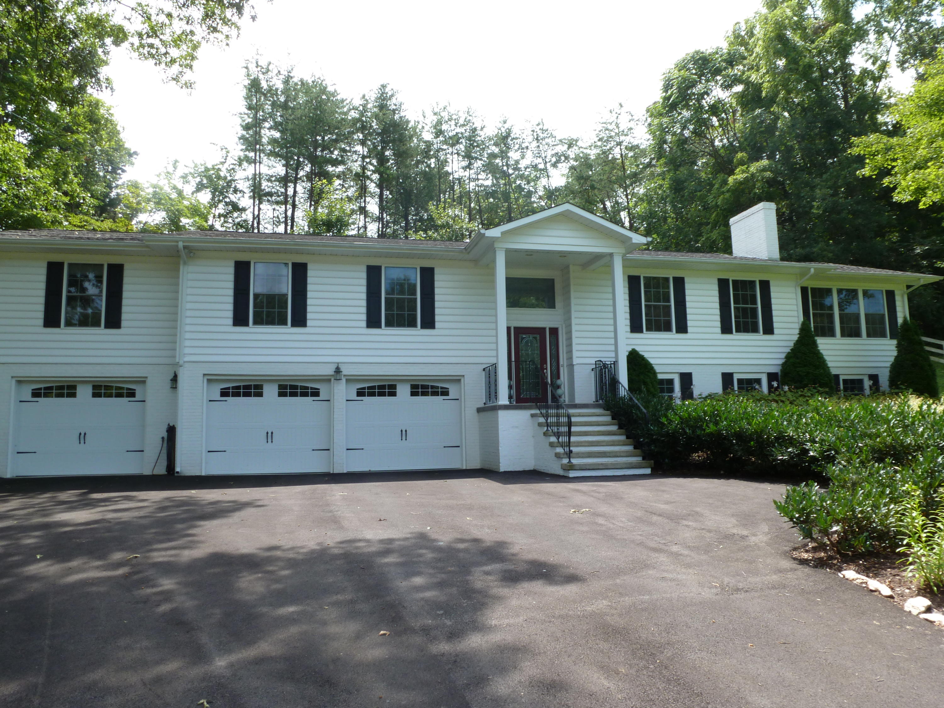 5114 Castle Rock Road Roanoke, VA 24018 - Photo 1 of 22 front