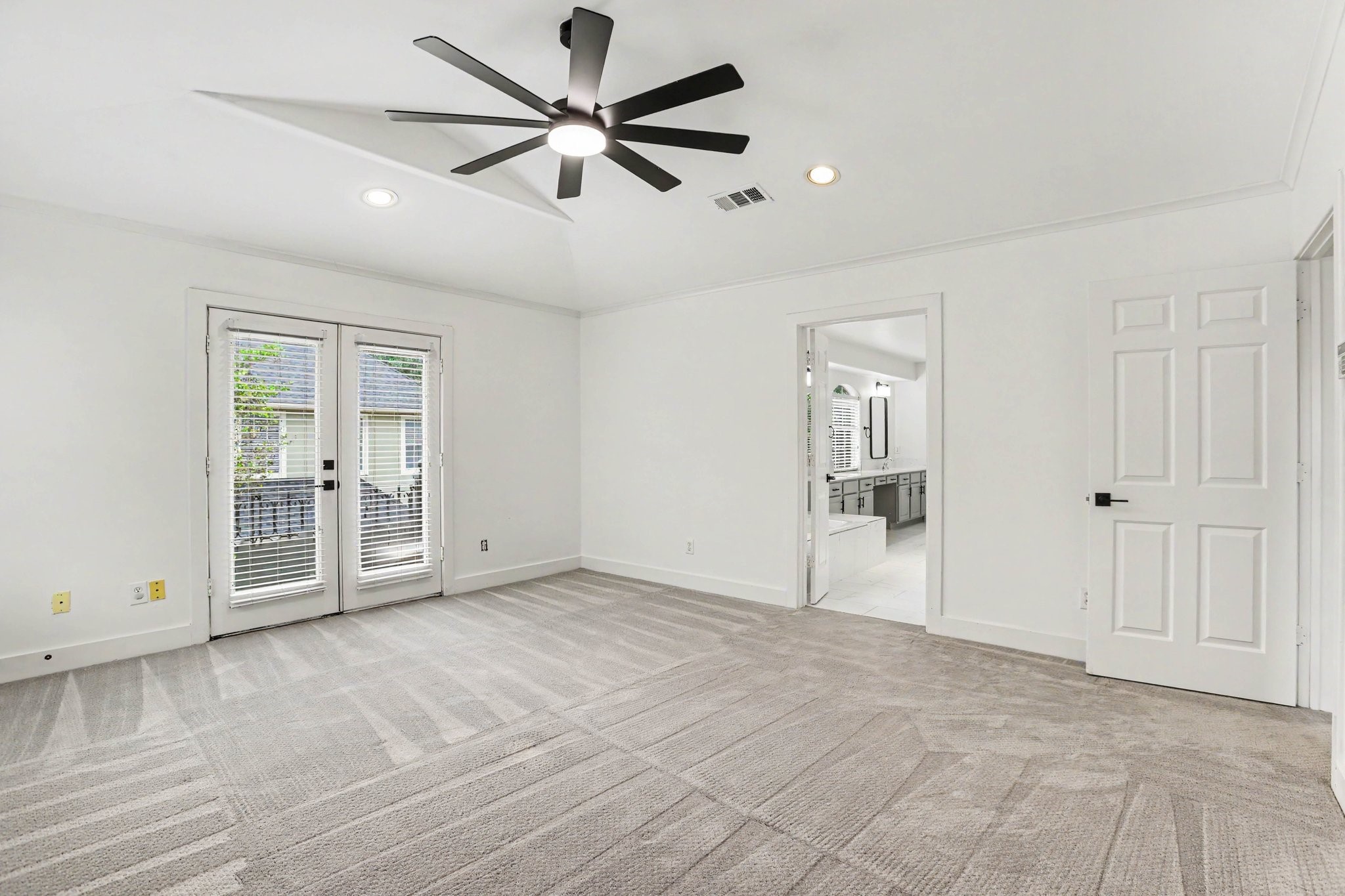 1470 Springrock Lane, Unit 6 Houston, TX 77055 - Photo 14 of 31 Oversized primary suite with vaulted ceilings located on the second floor.