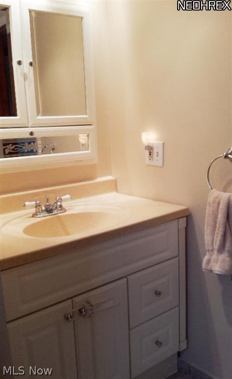 399 South Miller Road Akron, OH 44333 - Photo 12 of 20 Hallway bath with marble tiled floor, updated cabinetry, tub/shower combo.