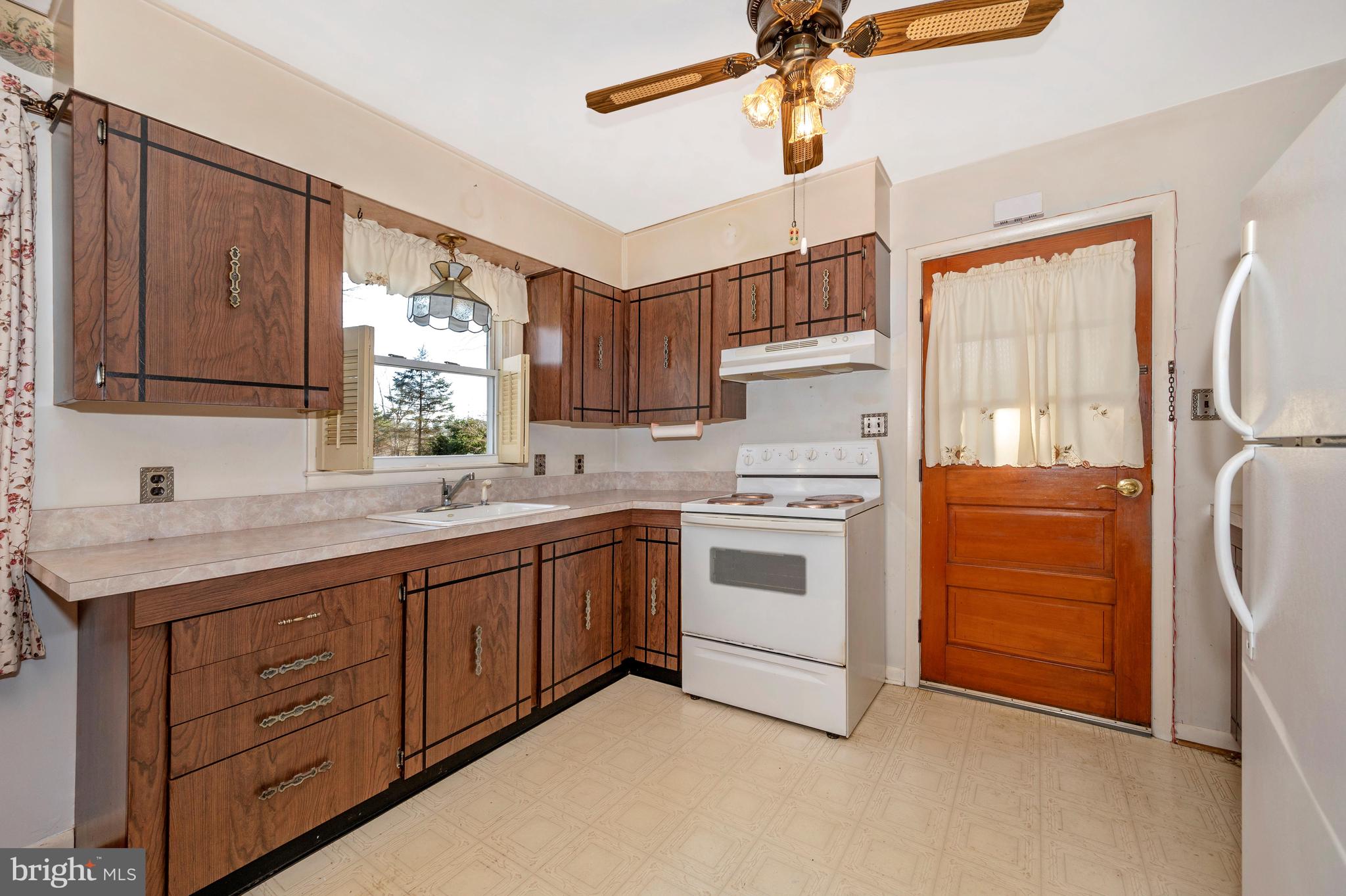 4723 Water Tank Road Manchester, MD 21102 - Photo 13 of 49 Kitchen